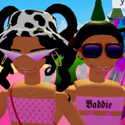 We Play Roblox 𝚛𝚘𝚋𝚕𝚘𝚡 Tiktok Profile - pink sunglasses roblox